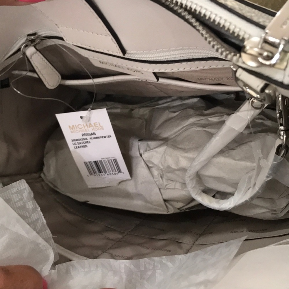 โญ๏ธHOST PICKโญ๏ธ NWT ๐ฏ% Authentic Michael Kors Reagan Satchel - Picture 5 of 7